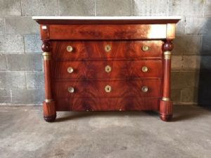 Elegante Cômoda Império em Mogno com Coluna Maciça